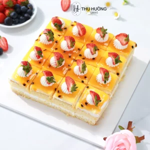 Bánh cắt miếng phủ mứt chanh leo