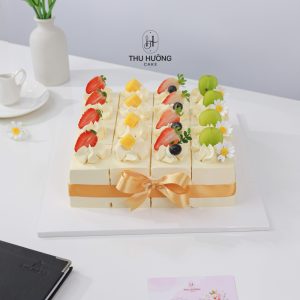 Bánh kem cắt miếng trang trí hoa quả
